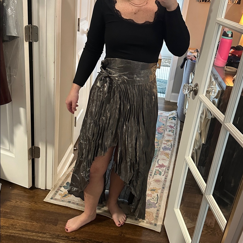 NWT Do+Be Silver/Gunmetal Metallic High Low Bow Pleated Skirt